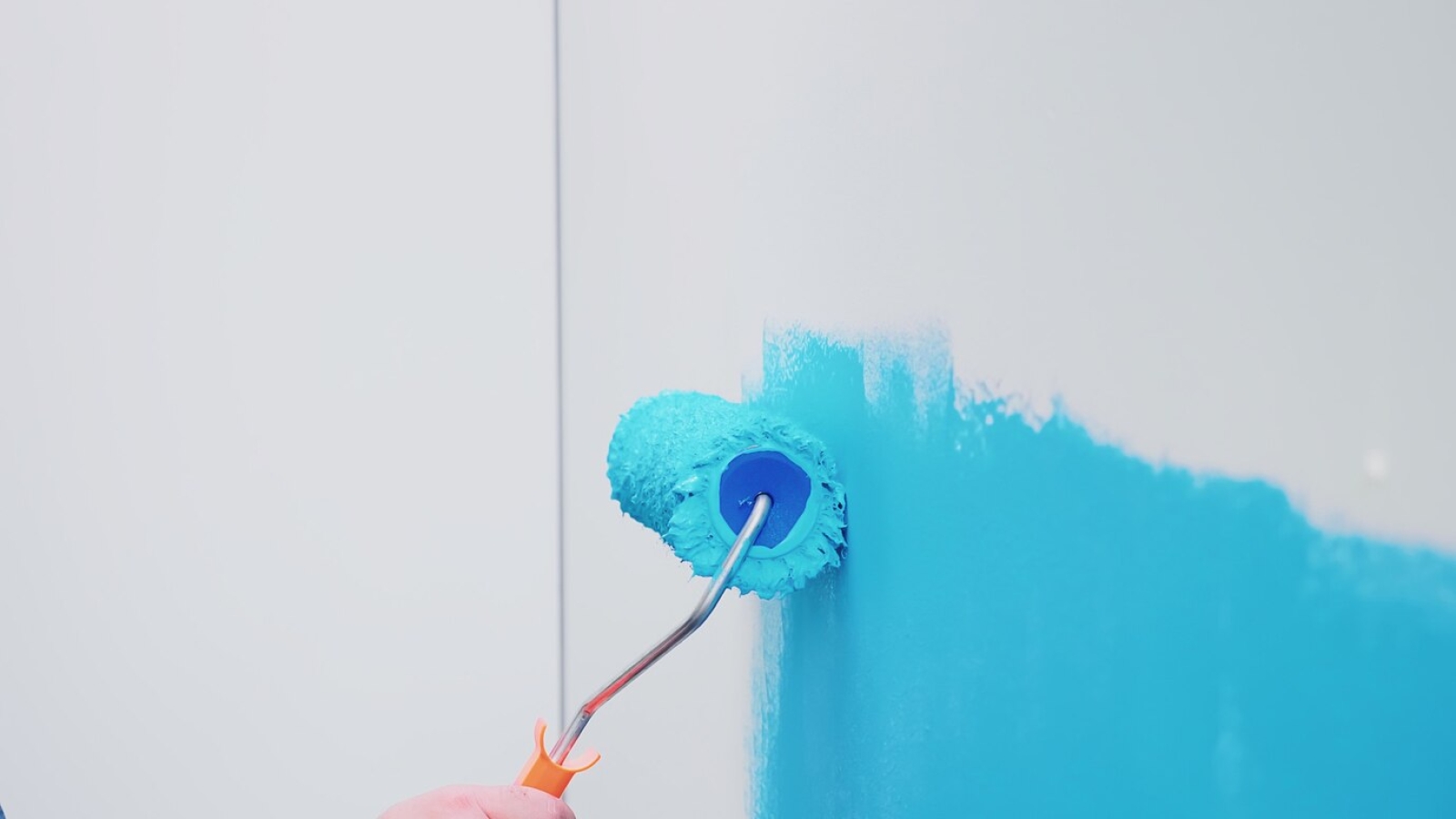 roller-brush-wall-with-blue-paint-apartment-redecoration-home-construction-while-renovating-improving-repair-decorating_482257-3606