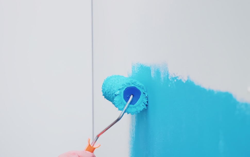roller-brush-wall-with-blue-paint-apartment-redecoration-home-construction-while-renovating-improving-repair-decorating_482257-3606